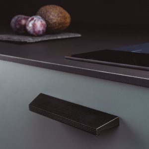 Rail pull handle